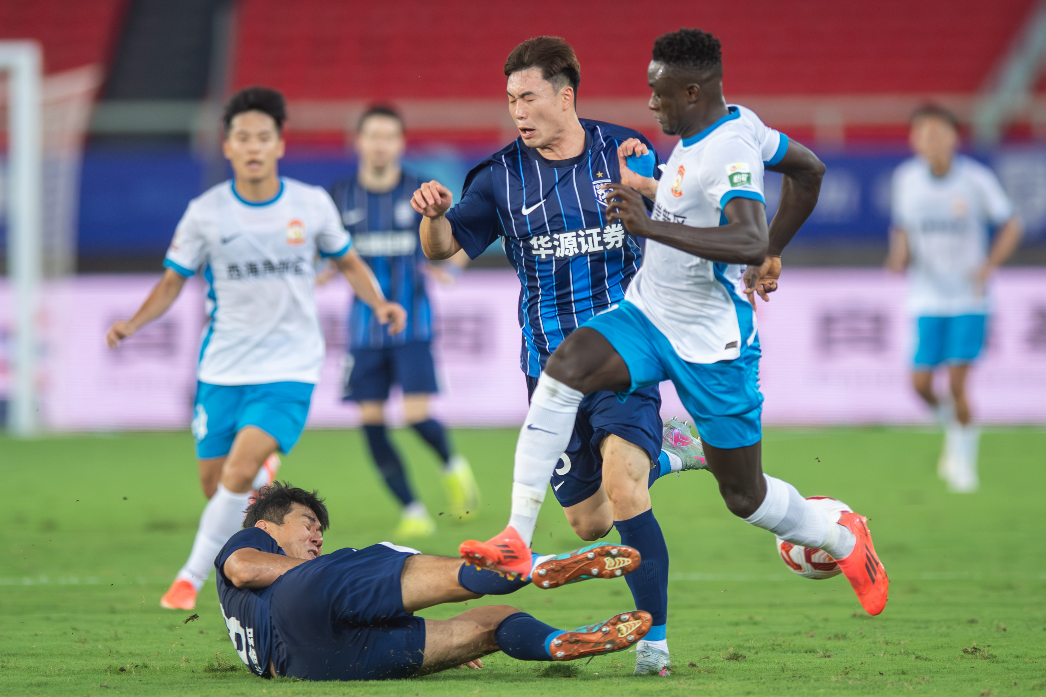 转会期体能课后，武汉三镇门线救险备战中超，引发热议，训练强度明显提升(三反五反运动死了多少人)-问鼎在线入口