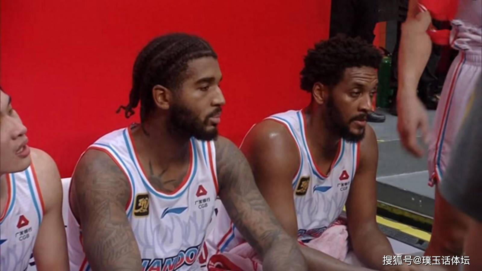 欧篮联关键时刻走向成谜，山东男篮主帅复盘，话题不断，赛程密集仍需轮换 