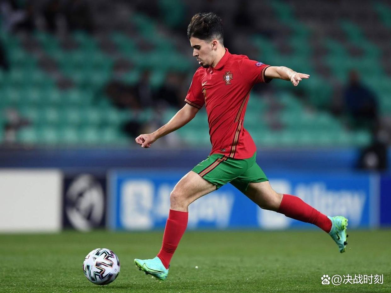 巴黎圣日耳曼发布备战花絮；今晨复出首秀；荷甲任务艰巨；轮换策略成焦点 