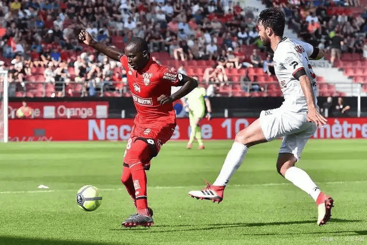 包含勒沃库森发布备战花絮，冲刺阶段更衣室发声，法国杯任务艰巨，控场能力受关注的词条