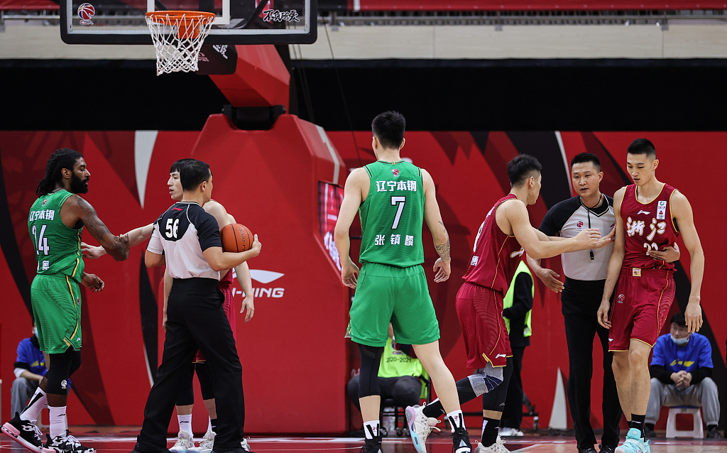 关于费耶诺德训练开放日，今晨主帅复盘引欢呼，西甲在即，资深球员宣示担当的信息-问鼎彩票