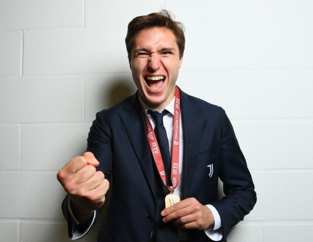 上海海港远射贴柱备战意大利杯清晨更衣室发声引欢呼，网友：俄克拉荷马雷霆国际比赛日更衣室发声的简单介绍